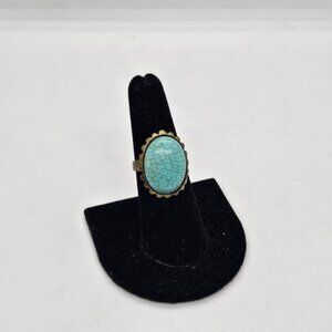 gold tone faux turquoise cocktail ring with scalloped edge size 6.75
